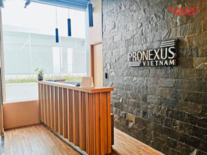 Sảnh lễ tân hiện đại có logo trên tường tại văn phòng trọn gói Pronexus 54 Nguyễn Trãi Quận 1