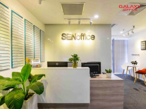 Khu vực sảnh lễ tân hiện đại có logo doanh nghiệp tại văn phòng trọn gói Sen Office Vincom Center 72 Lê Thánh Tôn Quận 1