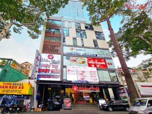 Mặt tiền tòa nhà Akuruhi Tower, với thiết kế hiện đại nằm trên trục đường trung tâm thành phố - 124 Trần Quang Khải, Phường Tân Định, Quận 1