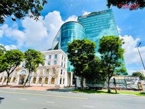Tòa nhà Diamond Plaza - 34 Lê Duẩn, Phường Bến Nghé, Quận 1, nổi bật bởi thiết kế full kính hiện đại