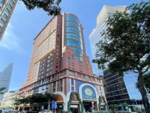 Toàn cảnh tòa nhà cho thuê Mê Linh Point Tower với thiết kế và cách phối màu hiện đại, nổi bật giữa trung tâm Quận 1