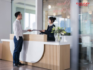 Văn phòng trọn gói Dreamplex Quận 1, sảnh lễ tân sang trọng có nhân viên và khách hàng