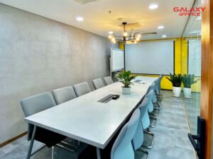 Không gian phòng họp rộng rãi hiện đại được trang bị sẵn bàn ghế và các kết nối thông minh tại văn phòng trọn gói 5s office TNR Building Quận 1