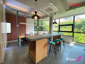 khu vực Pantry văn phòng trọn gói The Sentry Sonatus Tower Lê Thánh Tôn Quận 1, thiết kế tối giản lấy ánh sáng tự nhiên, trang bị đầy đủ bàn ghế