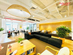 Không gian hiện đại được trang bị đầy đủ nội thất tại văn phòng trọn gói Wework Lim 3 Tower
