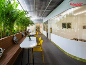 Không gian tại văn phòng trọn gói Toong Phạm Ngọc Thạch Quận 3, có ghế sofa và bàn ngoài hành lang, không gian mở linh hoạt