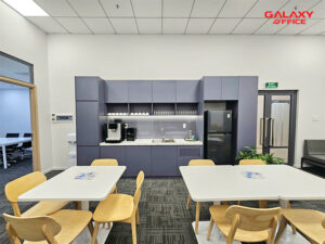 Regus The Signature 147 Hai Bà Trưng Quận 3 không gian bếp hiện đại bố trí 2 bàn ăn lớn