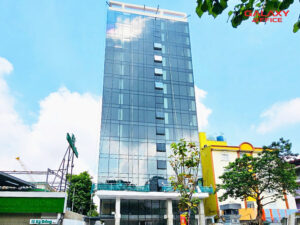 Mặt tiền tòa nhà Kỳ Đồng, Phường 9, Quận 3 với bề ngoài được phủ hoàn toàn bằng kính và cây xanh xung quanh tòa nhà