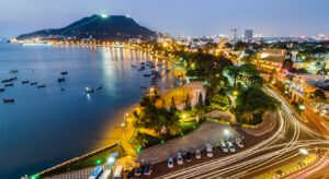 Bãi biển vũng tàu ban đêm sáng rực đèn vàng, xe, và khách lịch