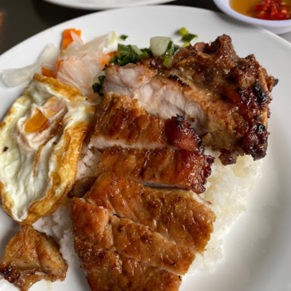 Cơm tấm sườn trứng nhiều mỡ hành, hạt cơm tơi xốp chuẩn gu cơm văn phòng
