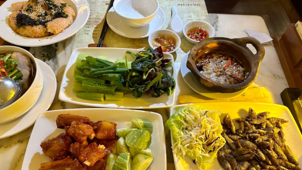 Được trang trí vô cùng bắt mắt, đa dạng món ăn chuẩn vị cơm văn phòng