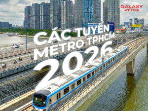 Hình ảnh tàu metro đang chạy trên cầu, với phông nền là các tòa nhà cao tầng và dòng sông