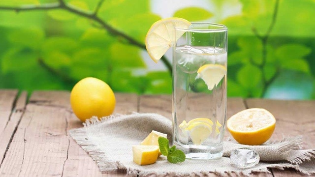 Nước chanh ấm đồ uống mang lại cảm giác tươi mới và sảng khoái.