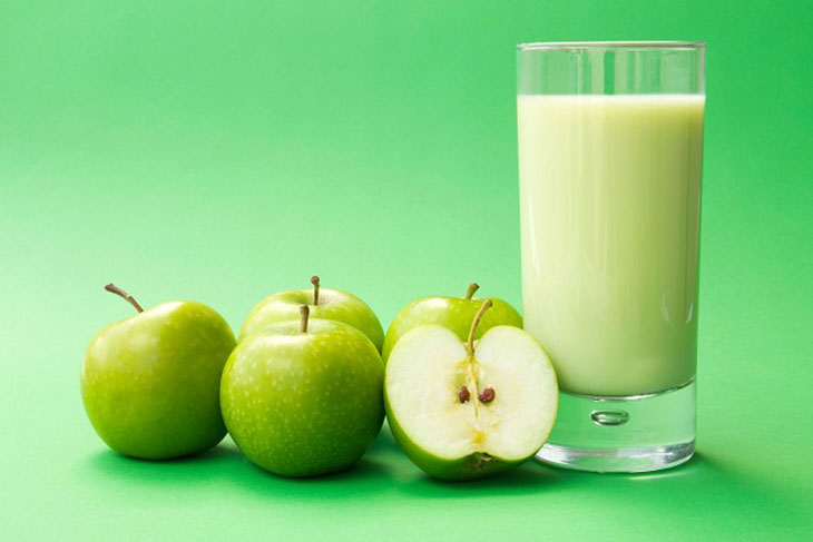 Nước ép táo tươi mát và năng lượng.
