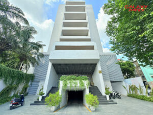 Mặt tiền tòa nhà More 194 Hoàng Văn Thụ nhìn từ đường chính, thiết kế hiện đại
