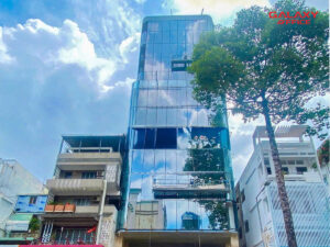 Mặt tiền tòa nhà văn phòng Wings Tower hiện đại tọa lạc tại 380 Trần Hưng Đạo, Phường 2, Quận 5