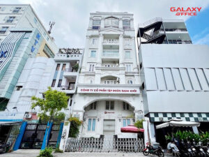 Mặt tiền tòa nhà 5B Trần Nhật Duật, nằm trên trục đường trung tâm của Quận 1