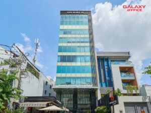 Mặt tiền tòa nhà Amazing Center với thiết kế hiện đại full kính