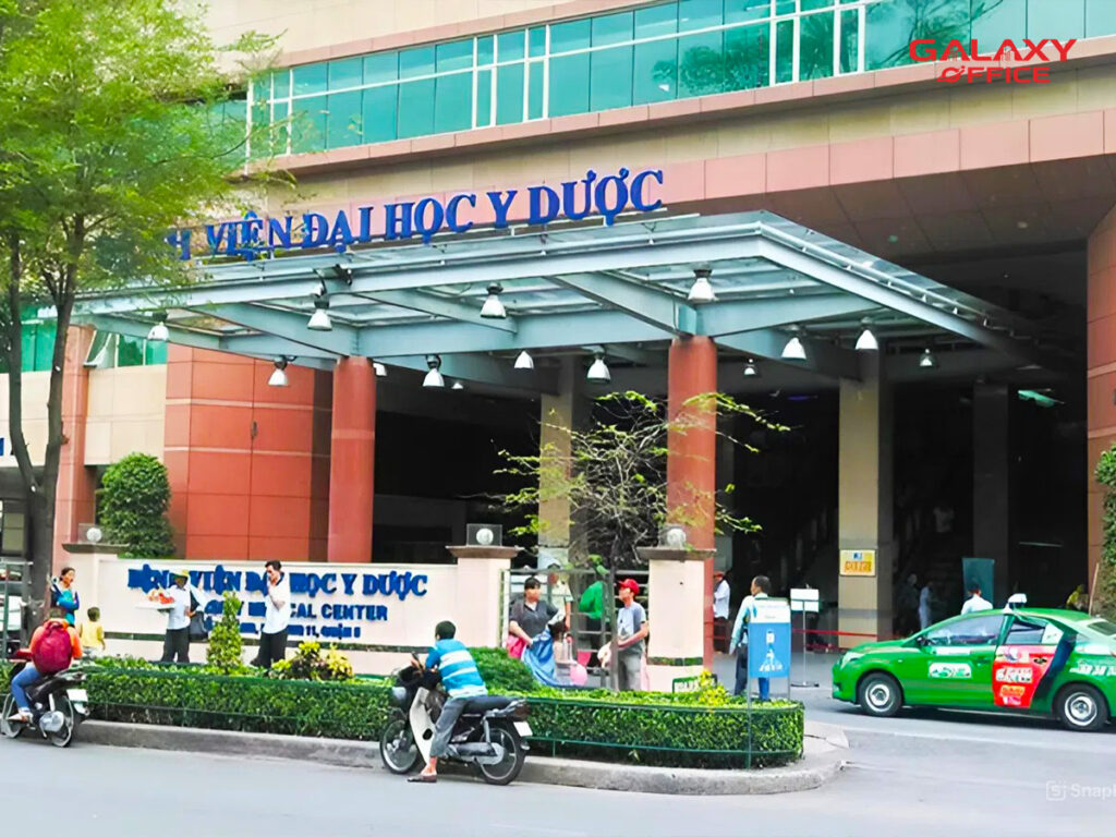 Bên ngoài Bệnh viện Đại Học Y Dược Thành Phố HCM