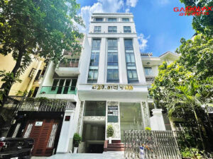 C22 Building mặt tiền tòa nhà hiện đại được lắp bằng kính