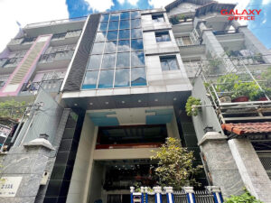 Mặt tiền tòa nhà văn phòng cho thuê Hpcon Building hiện đại với thiết kế bằng kính