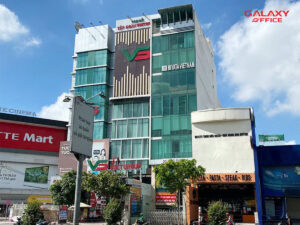 Mặt tiền hiện đại với thiết kế mặt kính của tòa văn phòng cho thuê PHL Building