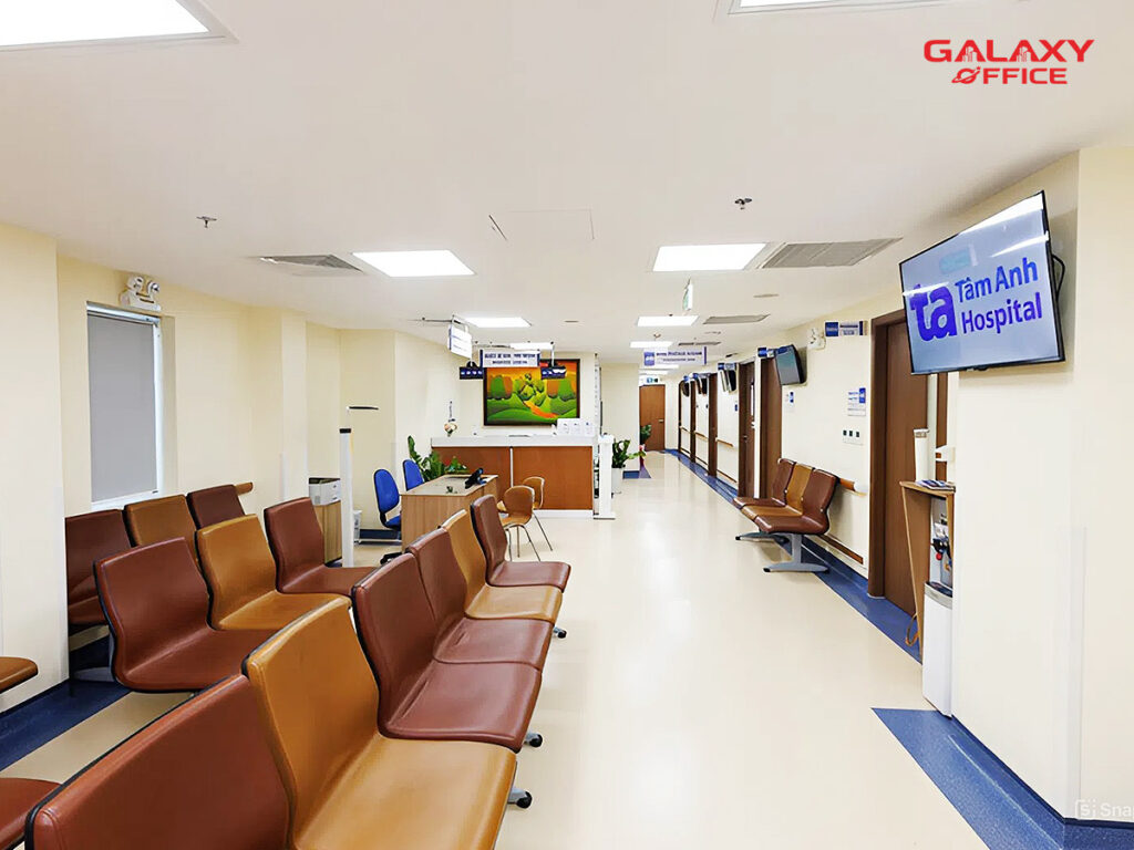 Khu vực sảnh chờ sạch sẽ, rộng rãi tại Bệnh viện Đa Khoa Tâm Anh TP.HCM