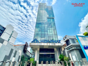 Mặt tiền hiện đại full kính của tòa nhà Hòa Phát Building tọa lạc tại 643 Điện Biên Phủ, phường 25, quận Bình Thạnh