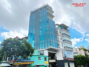 Mặt tiền hiện đại full kính của Tòa nhà Phát Triển