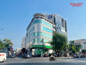 Mặt tiền tòa nhà Út Tịch Building, chi nhánh ngân hàng OCB