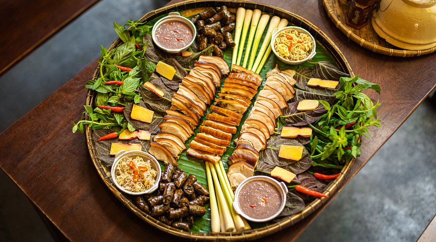 Cơm văn phòng phường Sài Gòn, Ann quán với mâm thức ăn hấp dẫn