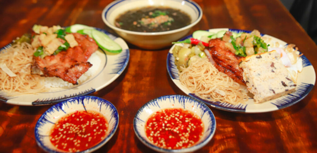 Bàn cơm tấm hấp dẫn tại cơm tấm A Dũng Quán cơm văn phòng Phường Xóm Chiếu nổi tiếng