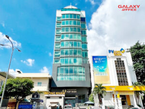 Mặt tiền tòa nhà văn phòng M – Star Building với thiết kế kính vô cùng hiện đại