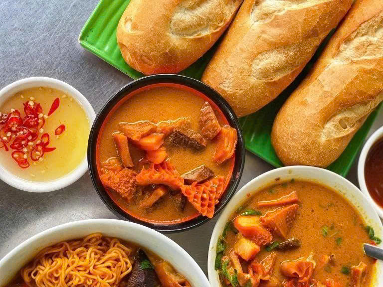 Phá lấu bò cô thảo, quán cơm văn phòng phường khánh hội nổi tiếng