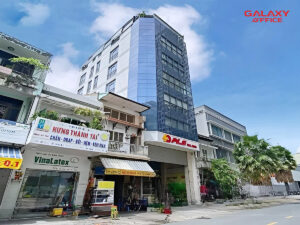 Mặt tiền hiện đại full kính của tòa nhà PLS Cô Giang, trung tâm Quận 1