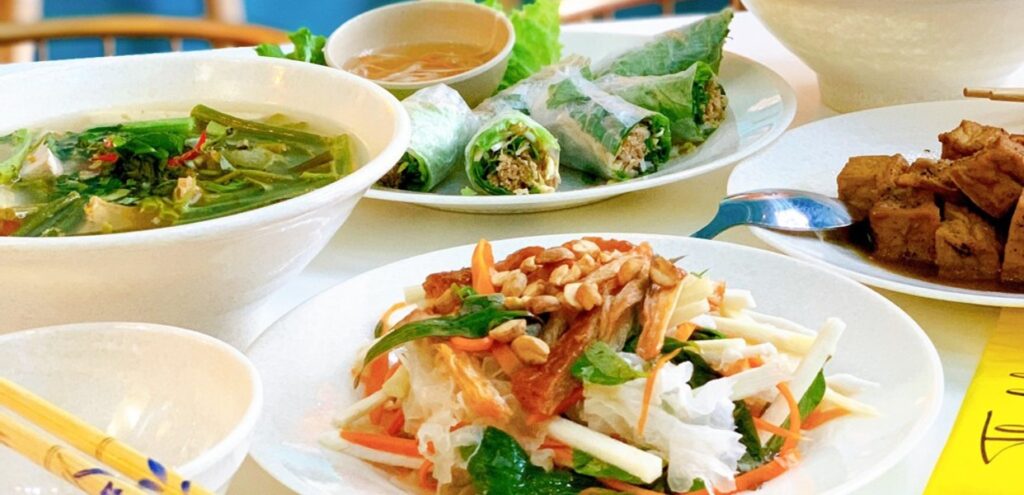 Quán chay Thanh Lạc, quán cơm văn phòng phường xóm chiếu