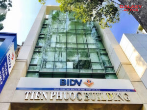 Mặt tiền tòa nhà văn phòng cho thuê Tiến Phước Building với bảng hiệu BIDV