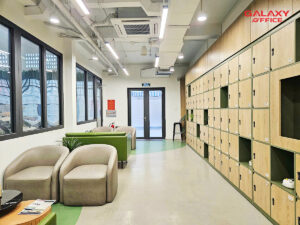 Không gian bên trong tòa nhà văn phòng trọn gói Tini Co-working đầy đủ nội thất và ghế ngồi
