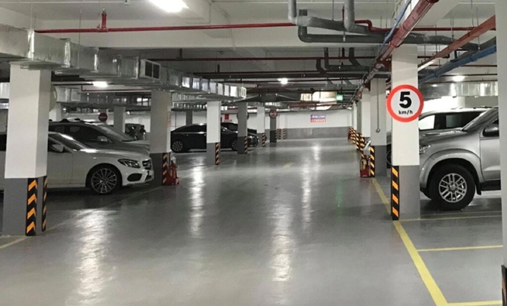 Bãi gửi xe ô tô rộng rãi