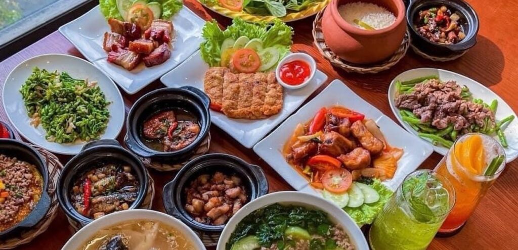 quán cơm niêu quận 10 đa dạng món ăn, kèm rau củ và nước ép tươi mát