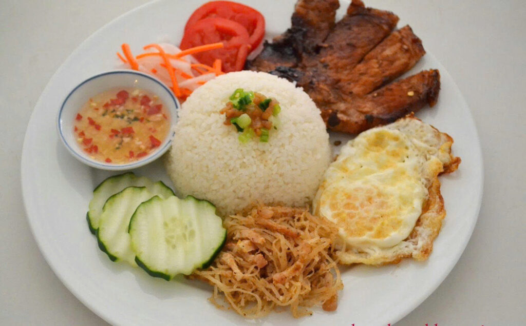 Quán ăn trưa quận 1, cơm tấm dì út, phần cơm sườn bì trứng kèm nước mắm hấp dẫn