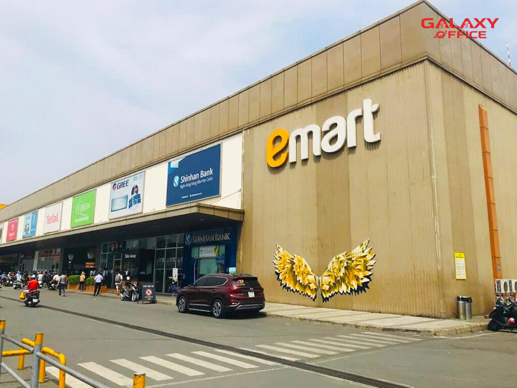 Khu vực gửi xe ô tô tại emart Gò Vấp rộng rãi, an toàn