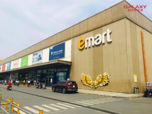 Khu vực gửi xe ô tô tại emart Gò Vấp rộng rãi, an toàn