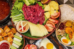 cơm văn phòng quận 10, đa dạng món ăn kèm rau xanh hấp dẫn