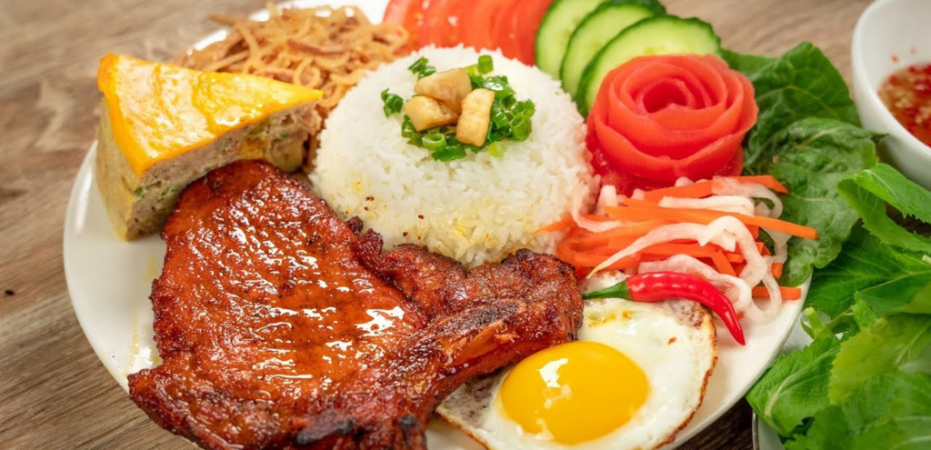 Quán cơm chú Tùng, cơm văn phòng quận 10, cơm sườn, trứng, bì, chả và rau xanh hấp dẫn