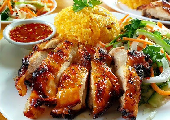 Quán cơm quận 10, cơm gà nướng hấp dẫn, mắm ớt thơm ngon