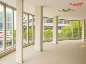 Không gian văn phòng rộng, không gian mở, vách kính nhìn ra đường bên ngoài tại Lý An Building