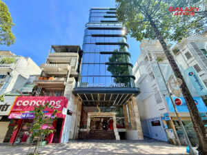 Mặt tiền của Wings Tower với thiết kế hiện đại tọa lạc tại 380 Trần Hưng Đạo, Phường 2, Quận 5
