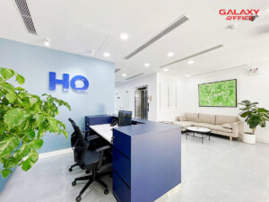 Quầy lễ tân tại Regus HQ Songha, thiết kế tinh tế và hiện đại