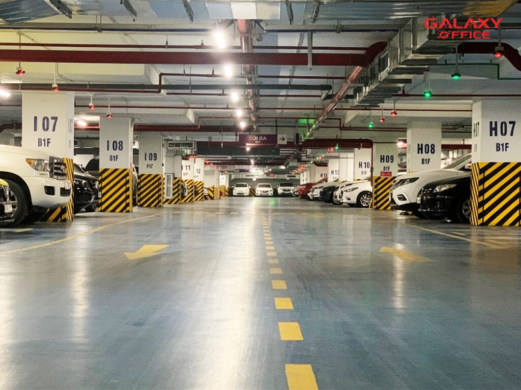 Bãi xe ô tô rộng rãi gần tòa nhà văn phòng lớn tại tphcm